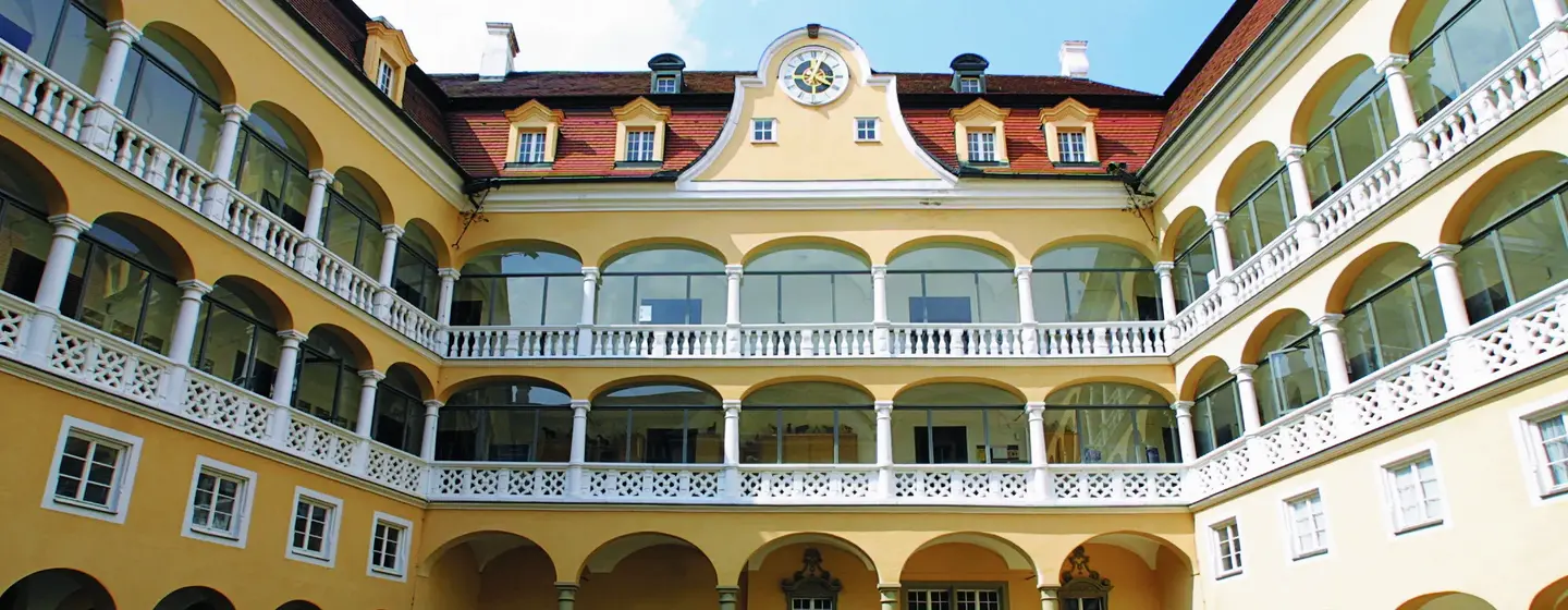 Foto: Touristinfo Ellwangen, Urheber unbekannt Schloss ob Ellwangen, Arkadenhof
